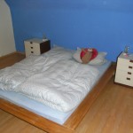 Das Bett mit Nachtkästchen